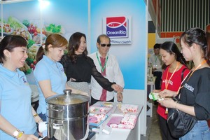 南發成公司在食品展上向顧客推介產品。