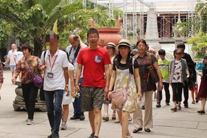 旅遊總局建議公安部對外安寧局介入調查慶和省偽造導遊證團夥。圖為帶團的1名中國導遊在給中國遊客做嚮導。（示意圖源：互聯網）