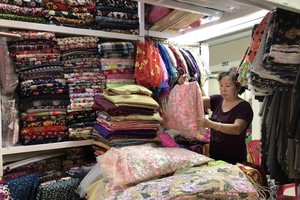 商販收拾攤位準備開市。