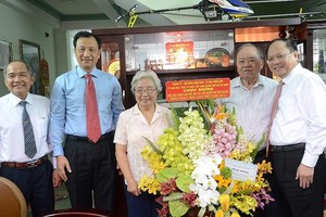 市委常務副書記畢成剛（右一）探望市百科大學原校長黃文煌副教授（右二）。（圖源：胡龍）