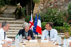 特雷莎·梅（左二）帶領英國脫歐之路不平坦。（圖源：VCG）