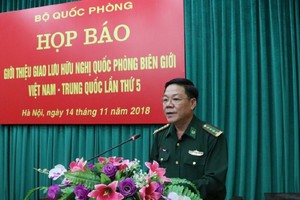 越南邊防部隊政治副主任文玉桂大校在新聞發佈會上回答記者提問。（圖源：曰何）