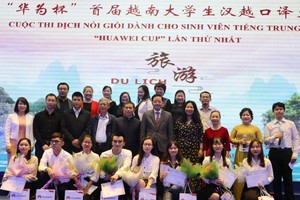 組委會與獲獎學生合影。