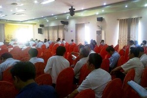 許多與會代表在開會時離去的會議現場。（圖源：勞動報）