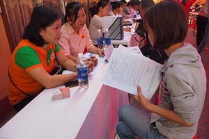 勞動者在了解招聘資訊。（圖源：Đ.Thúy）