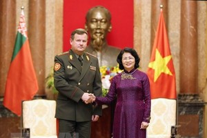 國家副主席鄧氏玉盛（右）接見白俄羅斯國防部長拉夫科夫。（圖源：越通社）