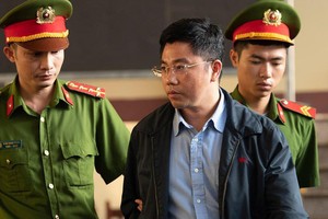 被告人阮文陽被押送到法庭。（圖源：進俊）