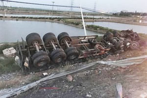 猛烈碰撞導致51C車牌牽引的集裝箱車失控撞毀約100米邊坡，隨後翻落約3米深的深淵。（圖源：士和）