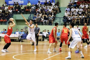 男子組，河內-胡志明市（紅衣）比賽一瞥。