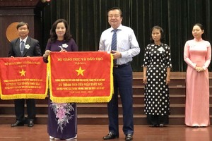 陳開源高中學校榮獲出色錦旗。