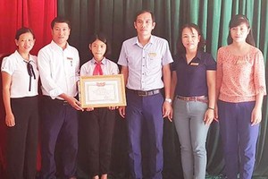 拾金不昧的八年級女生小林（左三）獲表彰與獎勵。（圖源：武慶）