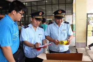 本市海關力量檢查貨物。（圖源：海關）