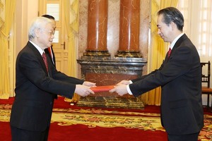 熊波大使向黨中央總書記、國家主席阮富仲呈遞國書。（圖源：越通社）