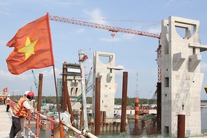 市民希望10萬億元項目早日復工以擺脫潮汛所致的受淹困境。