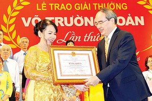 市委書記阮善仁向模範教師頒發武長纂獎。（圖源：越勇）