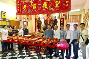 各位理監事在祭祖儀式上留影。