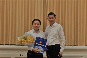 市人委會副主席陳永線向徐良同志頒發市新聞與傳播廳副廳長職務委任《決定》。（圖源：佐琳）