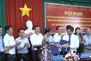 本市與滀臻省攜手發展科技。圖為雙方代表簽訂科技合作發展備忘錄。（圖源：視頻截圖）