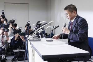 日產汽車董事長戈恩在新聞發佈會上道歉。（圖源：共同社）