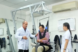 腦卒中後病人接受ACC康復治療。