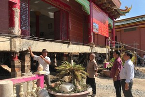 負責人視察觀音閣升高工程。