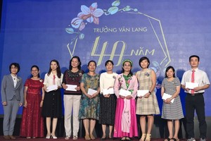 文朗學校向優秀老師頒獎。