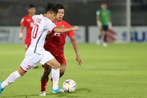 越南隊英德帶球進攻。