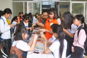 學生參加編織中國結。