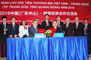 中山市商務局和越南香港商會簽訂招商引資合作意向書。