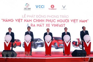 阮春福總理（中）出席 VinFast 轎車發佈儀式並發起“國人征服國貨”運動。（圖源：越通社）