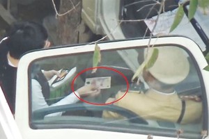 河內某交警受賄被媒體揭發。（圖源：視頻截圖）