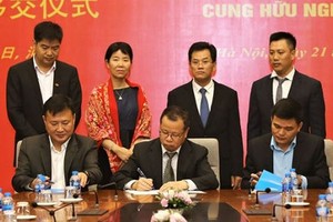 在敦俊鋒副主席與公使銜參贊尹海虹的見證下，參加越中友誼宮建設5單位代表簽署越中友誼宮工程保修後移交工作備忘錄。（圖源：高中）