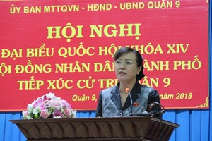 市人民議會主席阮氏決心在與第九郡選民接觸會上答選民質詢。