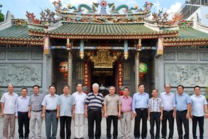 市民族處新主任黃文鴻玉(右七)和陪同團與義安會館理事 會合照留念。