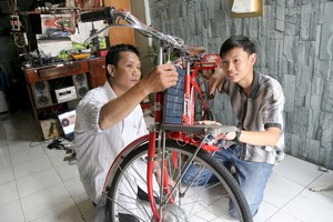 國家級比賽前，國輝再次檢查自己改裝的自行車。