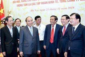 阮春福總理與各代表交流。（圖源：光孝）