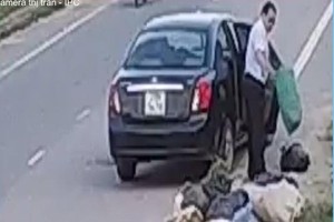 阮Q.Tr.駕車到會橋附近便停下來，隨後將車廂裏面的垃圾袋扔下路邊，然後上車離開現場。（圖源：視頻截圖）