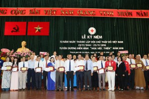 單位和個人獲得「慈善之花」紀念章。