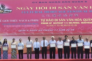 第五郡人委會領導同獲獎狀的各華人會館代表及其他單位在獎狀頒發儀式上合照。