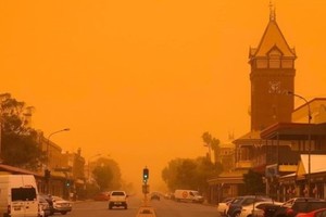 沙塵暴吹襲布羅肯希爾市。（圖源：互聯網）