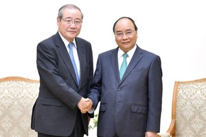 政府總理阮春福（右）接見日本三井住友金融集團兼三井住友銀行董事長宮田孝一。（圖源：光孝）