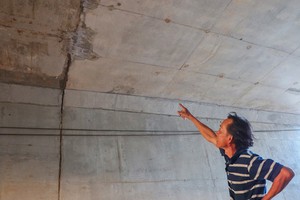 隧道上的漏水處用防水堵漏膠帶交叉貼上。（圖源：清德）