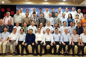 吳駿總領事、郝志剛副總領事與各位參贊、領事同市華文教育輔助會工作人員合照。