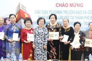 原國家副主席張美華（左四）向原崑崙島監獄政治犯頒發“為親愛黃沙與長沙”俱樂部會員證。（圖源：清情）