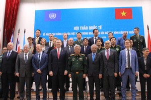 國防部副部長阮志詠上將（前中）同與會代表合照。（圖源：何清）