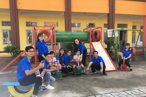 社群樂園社會項目的志願者用舊車胎、汽油桶和其他廢物翻製成玩具。（圖源：杜好）