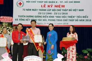 市紅十字會副主席陳文俊、第八郡郡委副書記阮青春向鄧栢榮頒發獎狀。