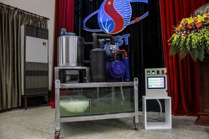 遠洋捕撈海產保管服務海水製冰機。（圖源：越通社）