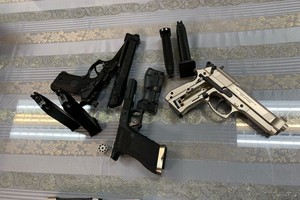 被查獲的違禁品手槍3把和子彈4盒。（圖源：山榕）