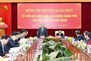 政府總理阮春福在會議上發表講話。（圖源：光孝）